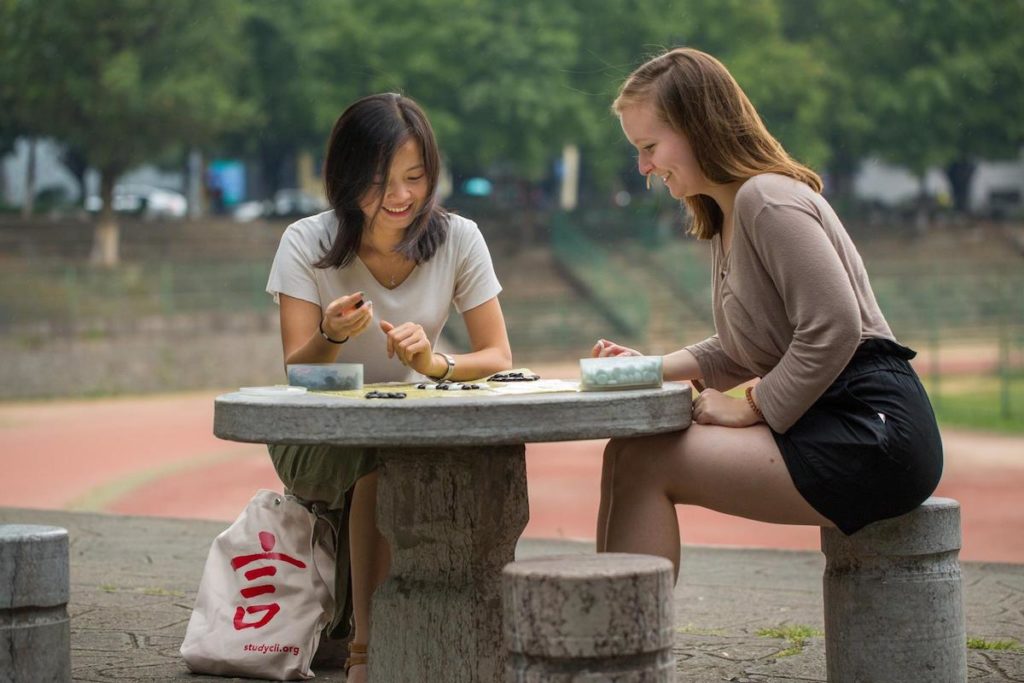 Een CLI-leerling en haar leraar spelen een spelletje go, ook wel bekend als weiqi