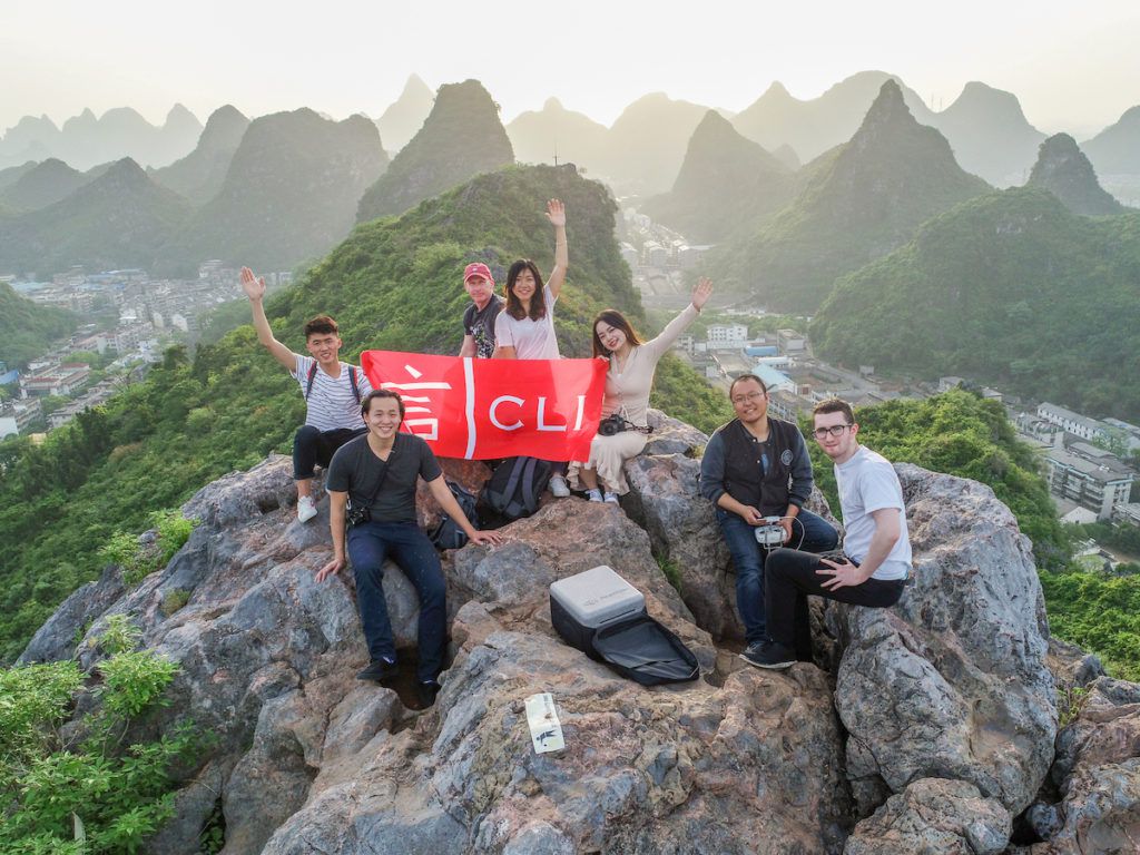 cime dei monti Guilin con gli studenti