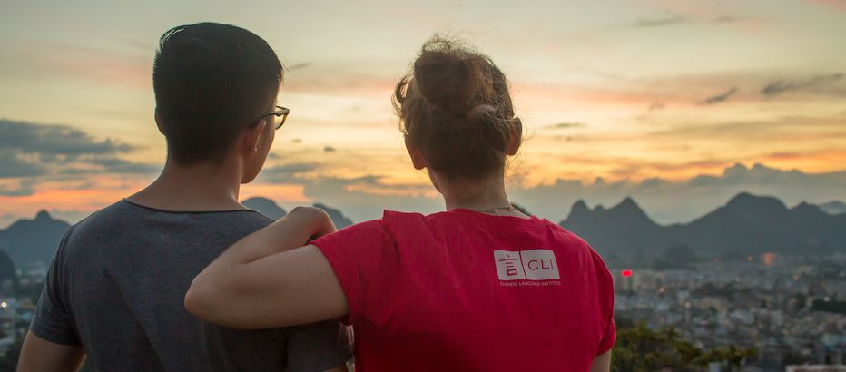 CLIのスタッフが夕暮れ時に遠くの山を見つめる