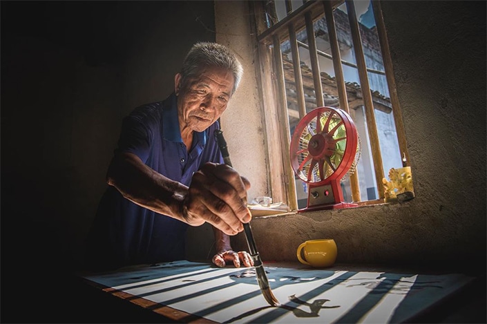 chinese calligraphy master writes a chinese idiom