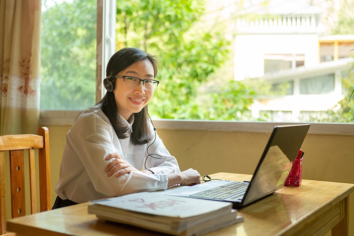 A teacher helping students learn Chinese on Zoom