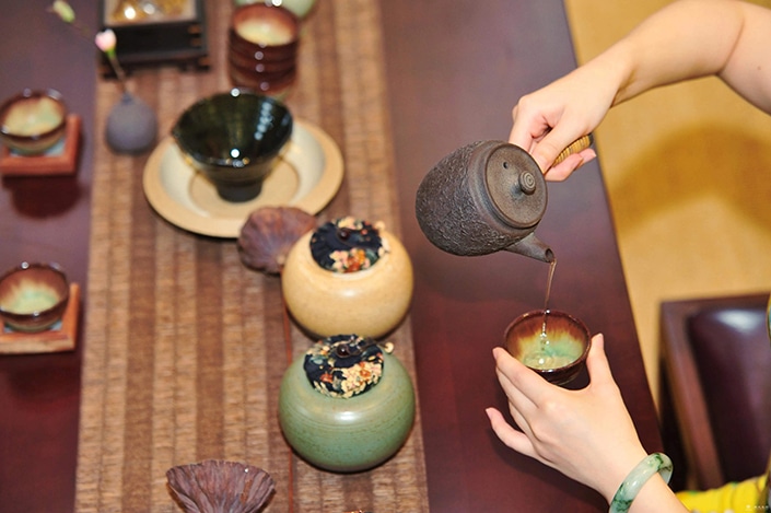 Accesorios Tradicionales Chinos (ceremonia Del Té Tazas De Té Y Jarra) En  La Mesa De Piedra, Atención Selectiva En La Taza Fotos, retratos, imágenes  y fotografía de archivo libres de derecho. Image