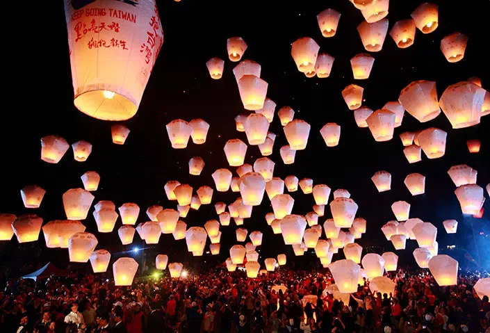 une photo de lanternes chinoises flottantes dans le ciel nocturne