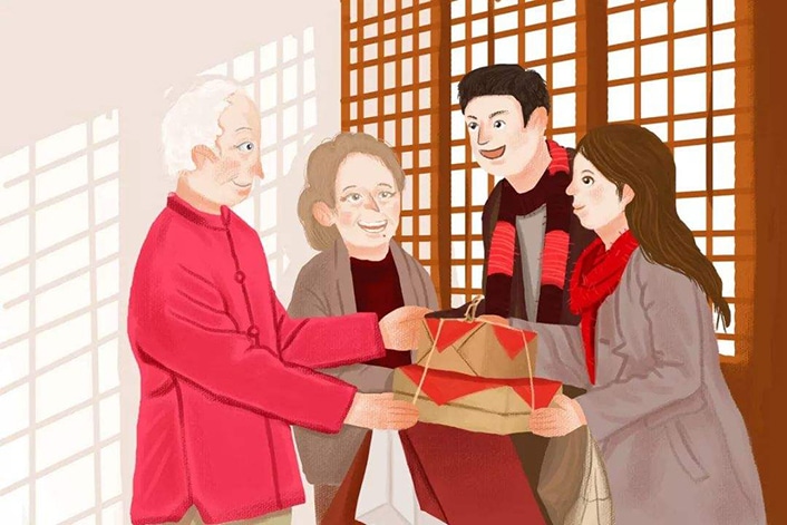 una familia china intercambiando regalos