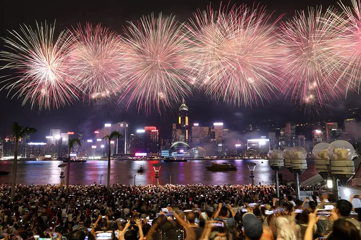 feu d'artifice au-dessus d'un plan d'eau