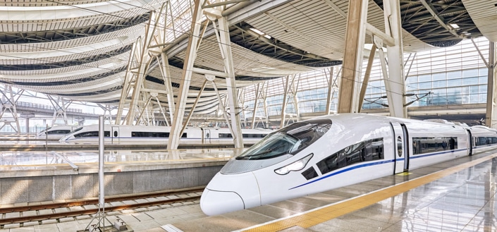 在未来派车站的中国快速列车