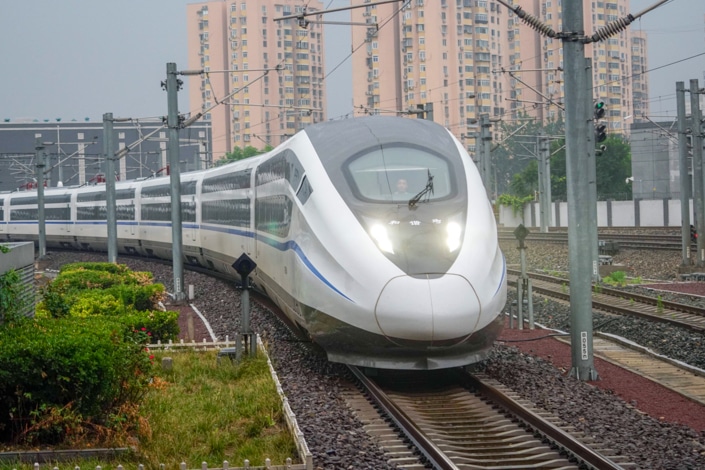una locomotora china de tren rápido como se ve desde las vías frente a él