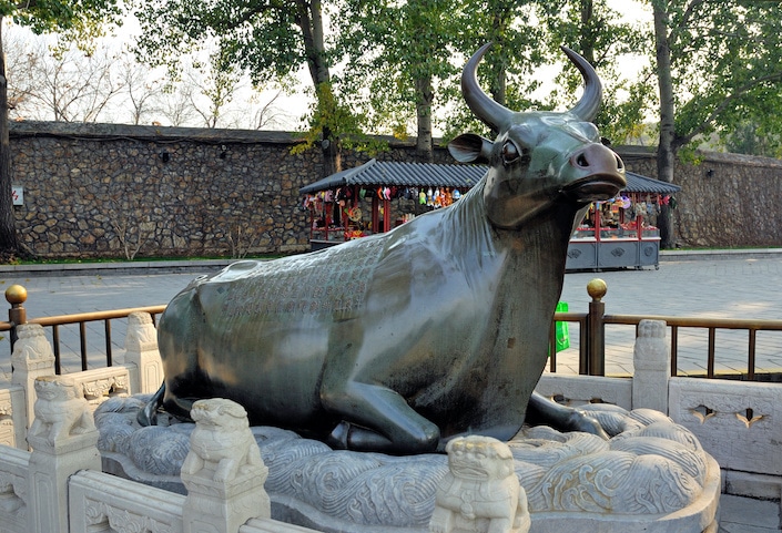 Una imagen del Buey de Bronce en el Palacio de Verano, Beijing