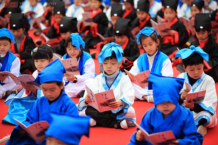 Niños chinos en traje tradicional
