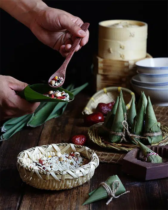 une photo de quelqu'un qui fait du zongzi chinois