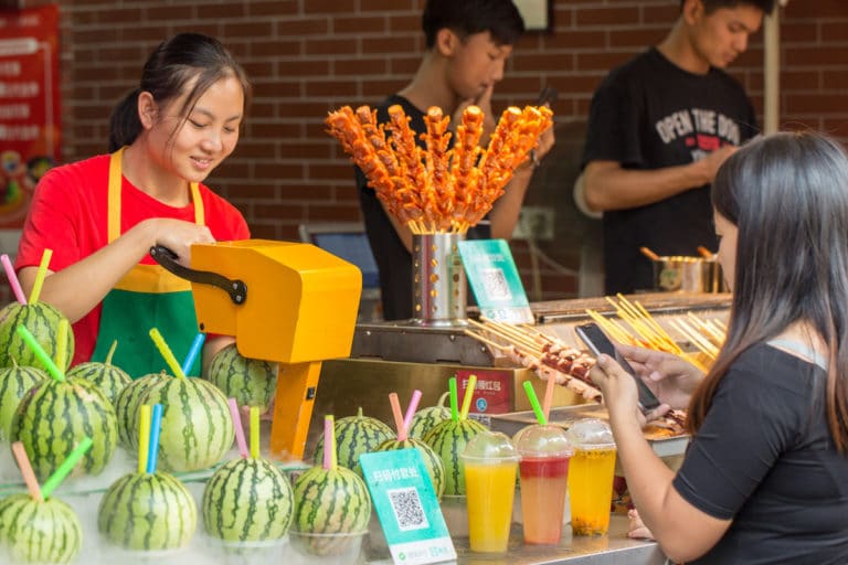 Un vendeur servant des boissons à la pastèque à un stand de snacks