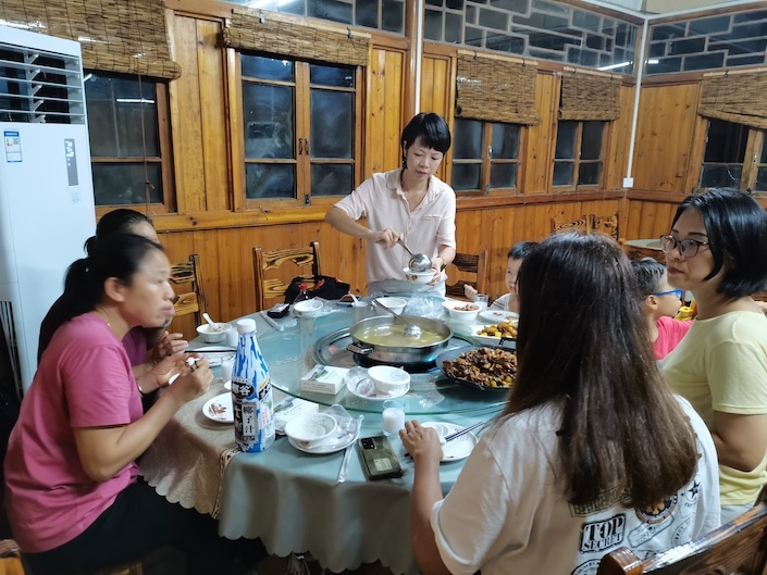 중국 식당에서 식사를 위해 모인 친구들