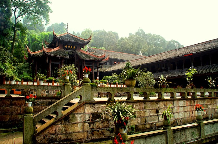 有各种各样的花盆的中国佛教寺庙在前面