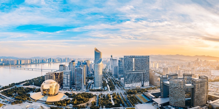 现代杭州的天际线在黎明与摩天大楼