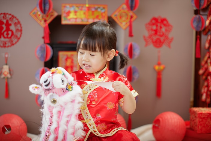 Niña china vestirse tradicionalmente celebrar el año nuevo chino