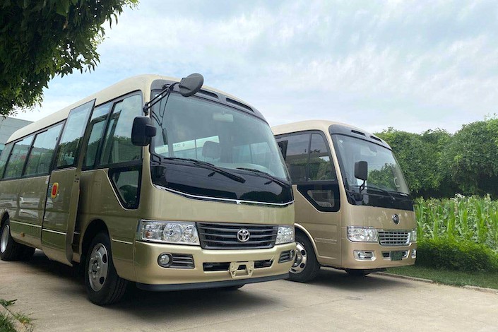 dos autobuses estacionados en Guilin, China