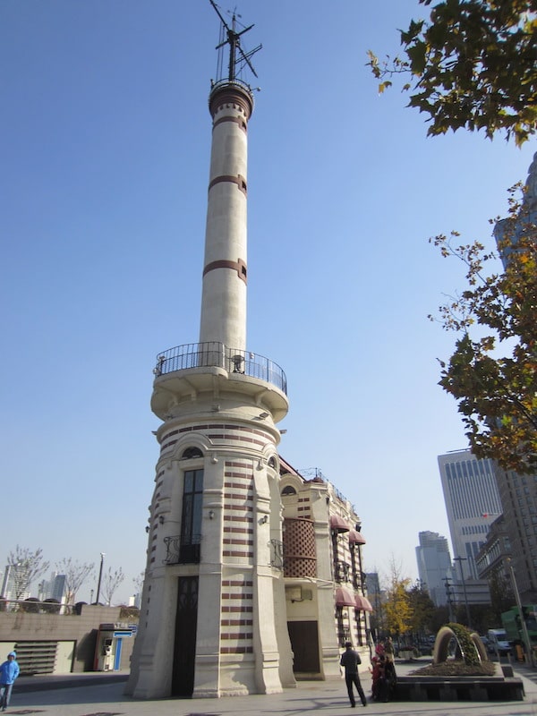 阳光明媚的上海外滩古茨拉夫信号塔
