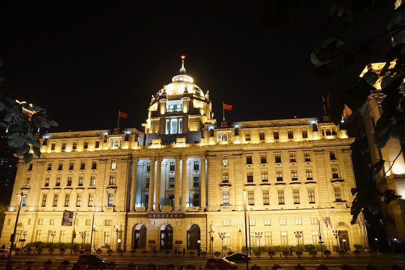the Old HSBC band building on the Shanghai Bund lit up at night