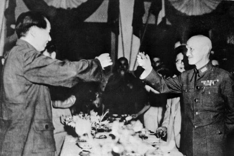 Mao and Chiang Kai-shek toasting each other during a formal baquet