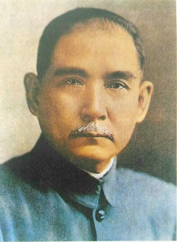 retrato en color de Sun Yat-sen con una camisa azul