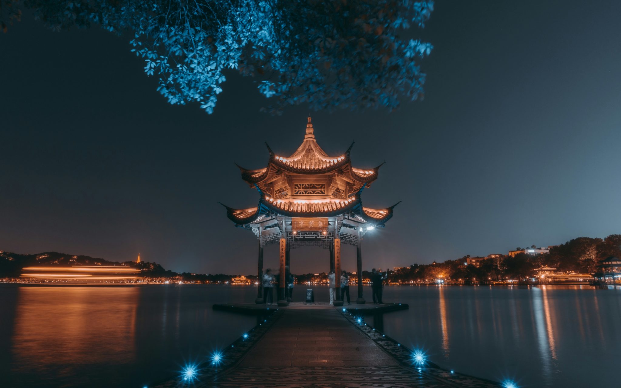 Xihu at night