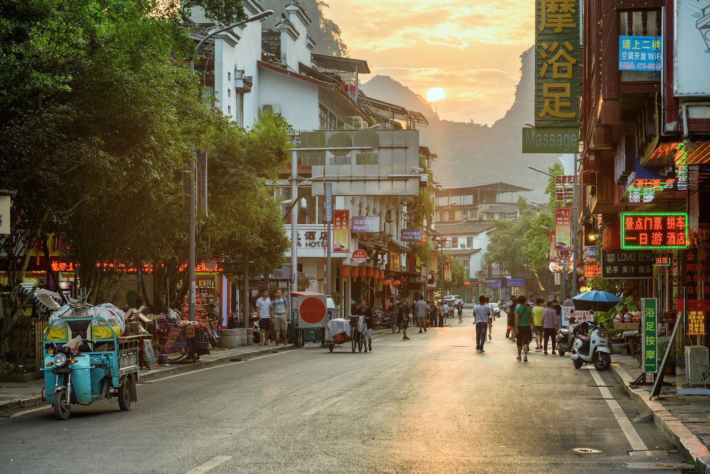 vue d'une rue dans le comté de Yangshuo au coucher du soleil