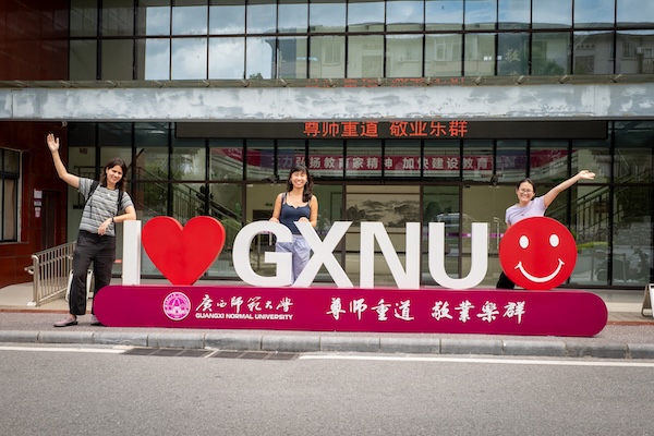 students at GXNU sign