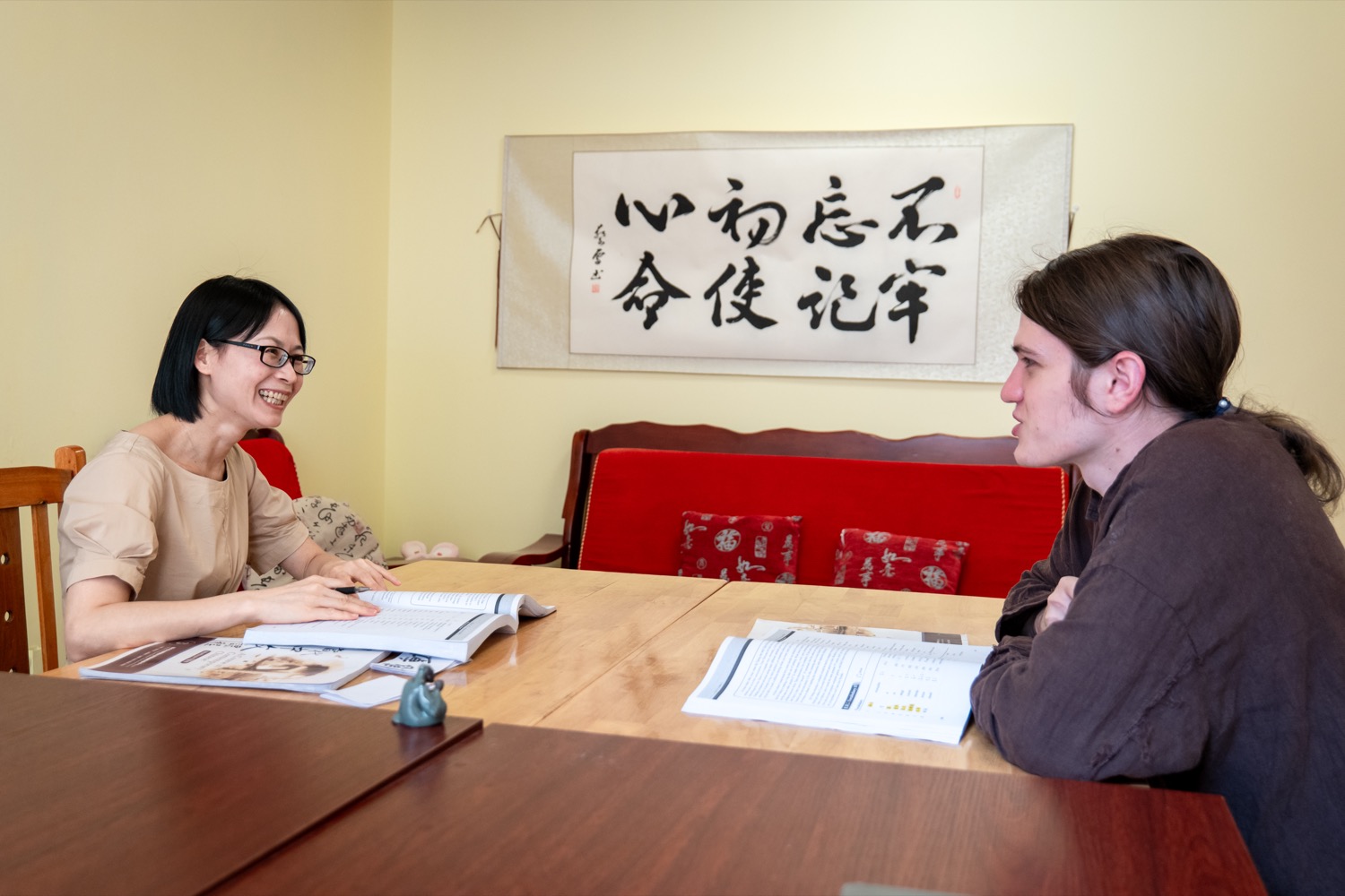 Anna Liang teaching a one-on-one Chinese at the whiteboard
