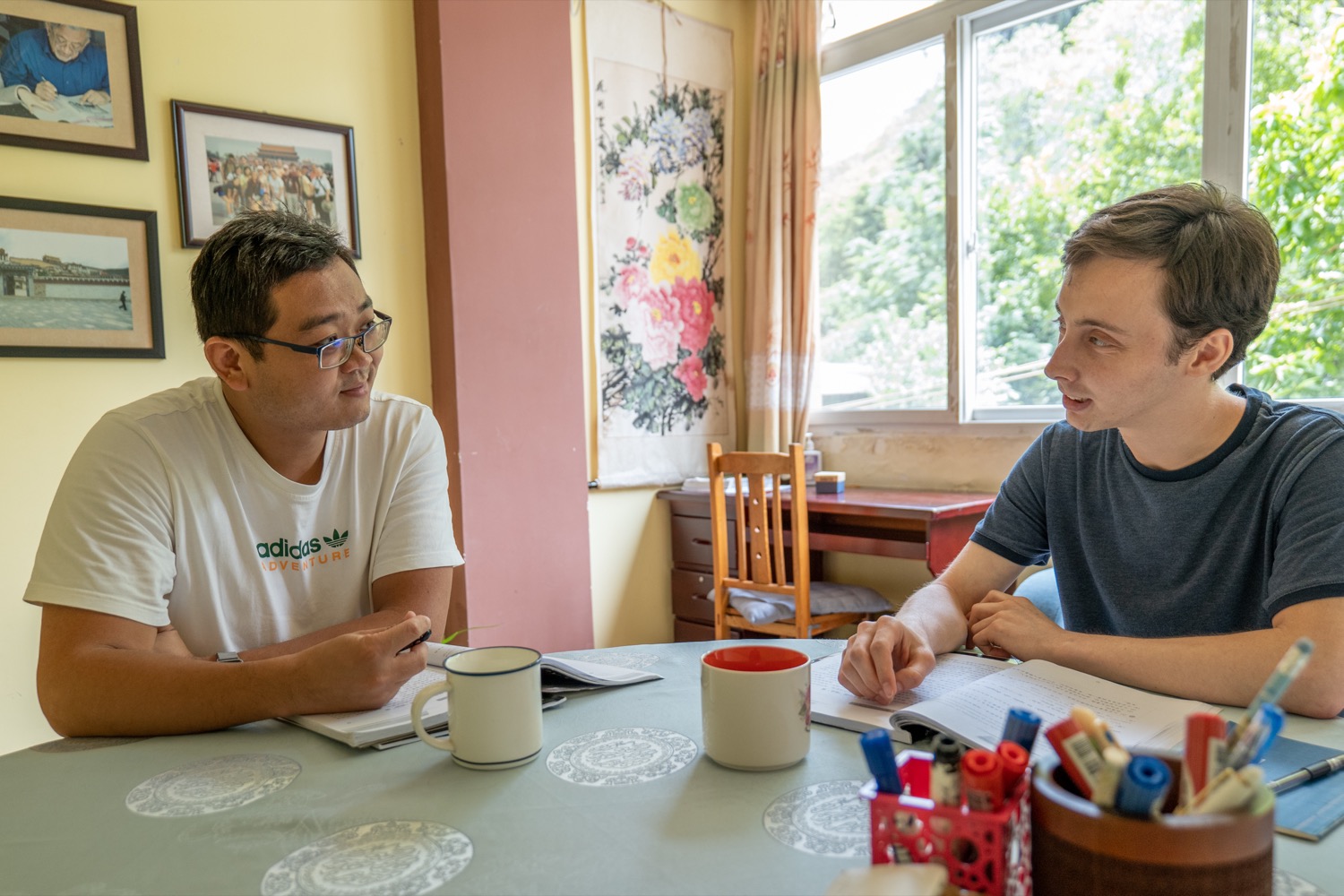 Teacher and student speaking during a one-on-one Chinese lesson
