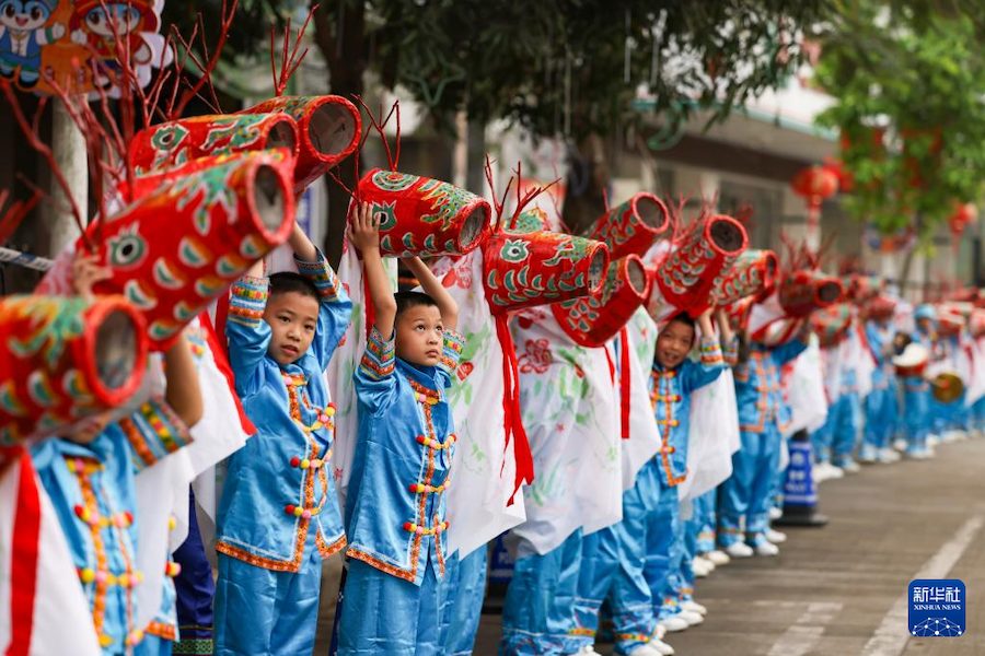 Children in traditional dress participating in Sanyuesan dance and music customs