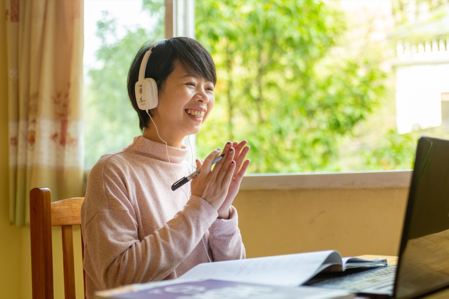CLI teacher leading a private online Mandarin lesson with headset