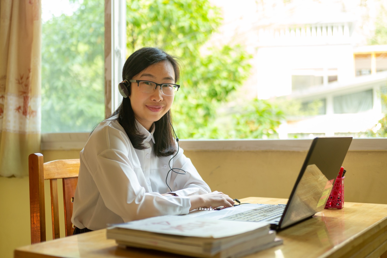 CLI teacher ready for an online Chinese lesson across time zones