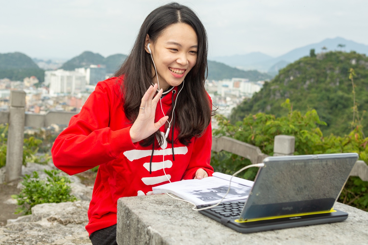 Online Chinese lesson with Guilin scenery and cultural context